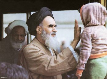 امام خمینی نوازش کودک